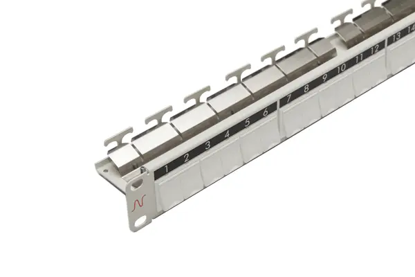 Patch Panel neechipat | Modular | Cat 5, 6, 6A, 7, 7A | Cupru | 24 | Snap-in | LANmark | Alb