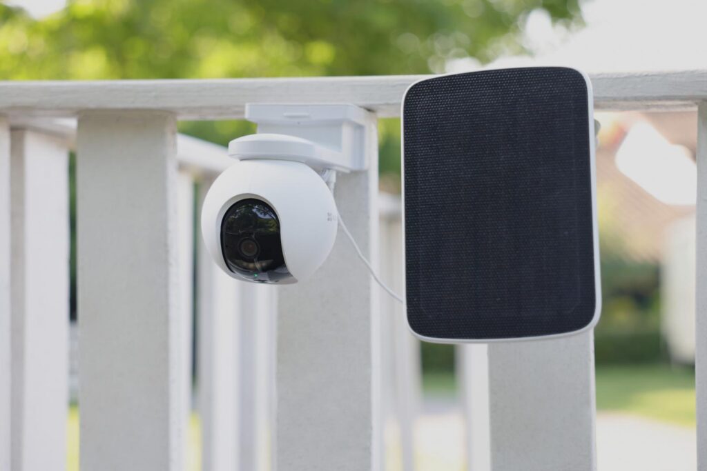 Camera supraveghere exterior Ezviz 4G cu panou solar EB8 2K, Acumulator 10400mAh, Smart IR, Type-C, Detectare miscare AI, Comunicare bidirectionala, Integrare Google Assistant si Amazon Alexa, Vedere panoramica, GPS, MicroSD 512GB, Ezviz CloudPlay